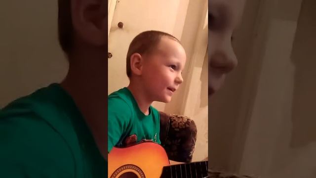 Мальчик круто поет и играет на однострунке.