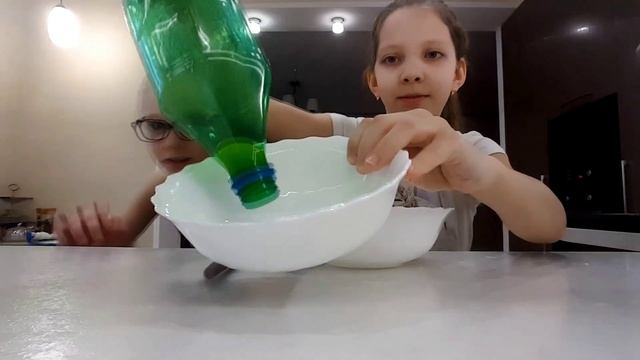 Как отделить желток от белка. Яйцо: Отделение желтка от белка. Kotoffe смотреть онлайн