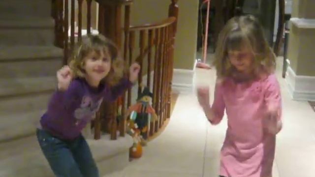 Brynn (5) and Payton (7) with a Christmas routine!!! смотреть онлайн