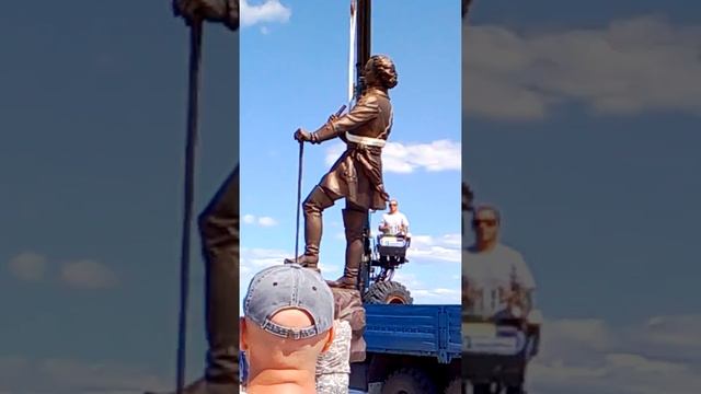 23 .08.2018 .В городе Камышин на Набережной выставлен памятник Петра 1 смотреть онлайн