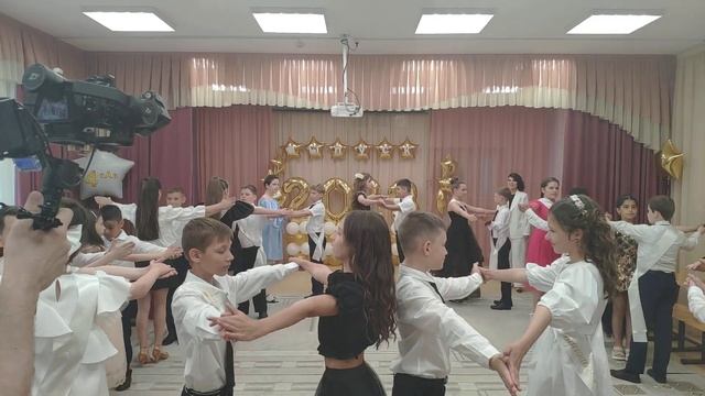 Олимпионик. Саратов. Выпускной 4 класс. Вальс смотреть онлайн