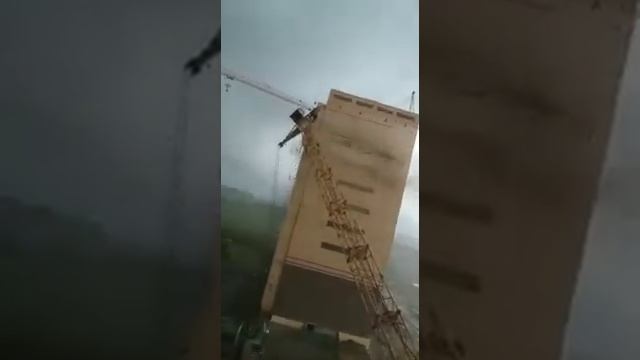 Ураган в Тюмени обрушил два строительных крана