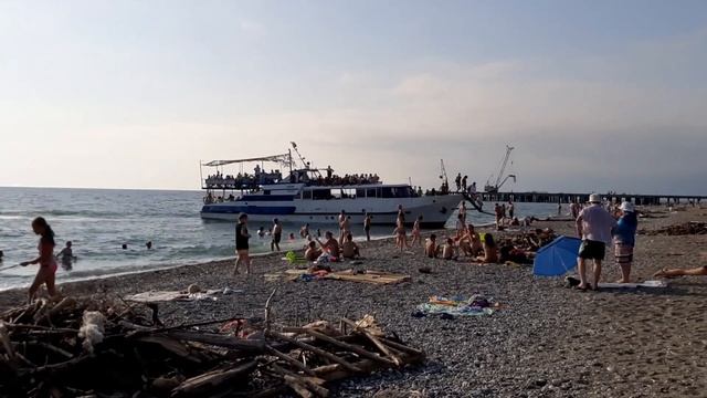 Общий пляж. Цитрусовый совхоз. Алахадзы. Коп с металлоискателем. Абхазия смотреть онлайн