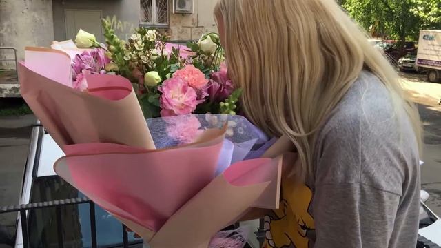 Сборный букет из роз, гвоздик и эустом | DariRoza смотреть онлайн