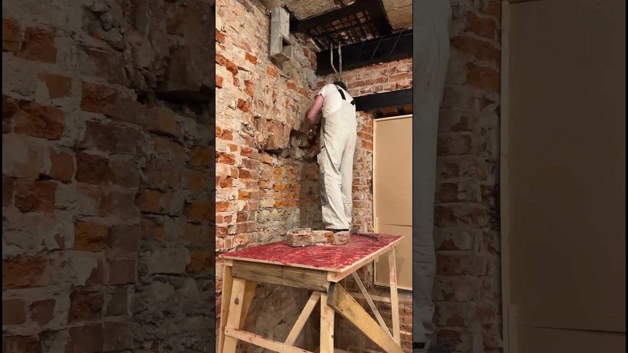 Подготовка убитой квартиры в доме 1907 года к штукатурным работам смотреть онлайн