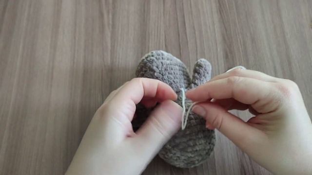 Пингвин крючком || Подробный попетельный мастер класс || Часть 2 || Вяжем крылья,лапки,клюв || смотреть онлайн
