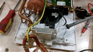 РЕМОНТ ПРОТОЧНОГО ВОДОНАГРЕВАТЕЛЯ AEG MP8 и MP6 - ? НЕ ГРЕЕТ ВОДУ / Быстрая диагностика