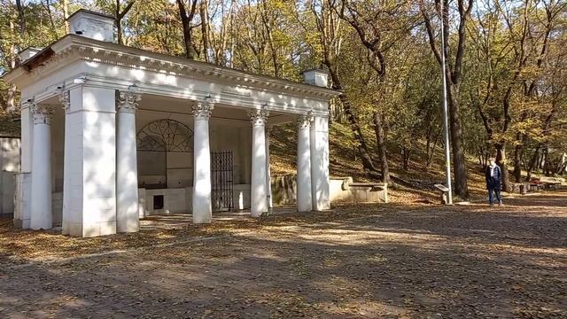 ГОРОД ЕССЕНТУКИ КУРОРТНЫЙ ПАРК ЗОЛОТАЯ ОСЕНЬ. Бархатный сезон на КМВ. Интересные путешествия. Видео смотреть онлайн