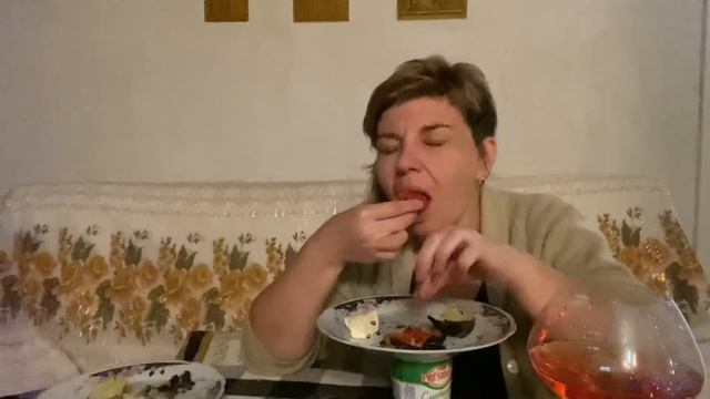 Что может быть 🤔 лучше печёной картошки рядом с любимым. Mukbang смотреть онлайн