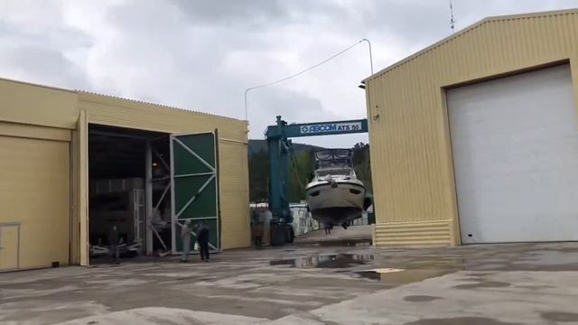 Спуск лодки Azimut 45 на воду. смотреть онлайн