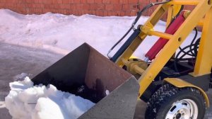 Купил самодельный минипогрузчик. Тестируем на мокром снегу, привыкаем к гидравлике.