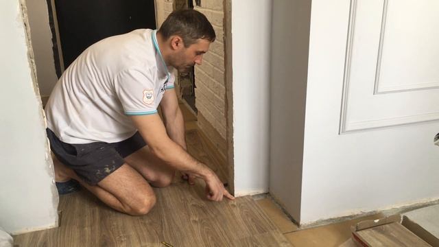 Переход ламината из комнаты в комнату без порогов. Лайфхак смотреть онлайн