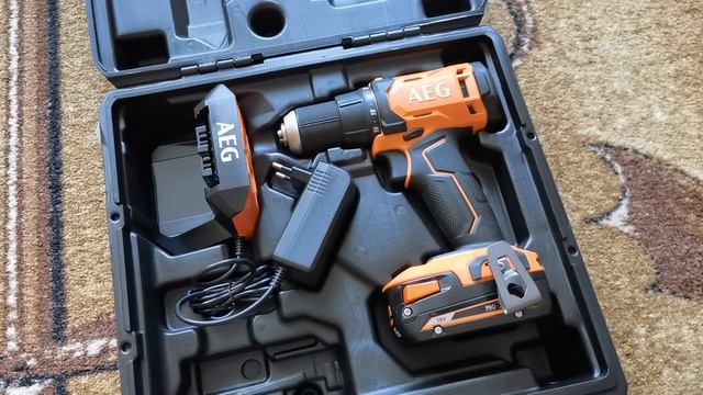 Распаковка — Профессиональная дрель-шуруповерт AEG Powertools BS18G4-202C смотреть онлайн