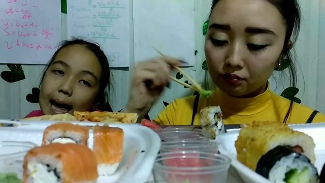 МЫ ВЫИГРАЛИ НОВОГОДНИЕ ГИВЫ !!!!!! MUKBANG/// СУШИ ? и ПИЦЦА ? /// mizulya m смотреть онлайн