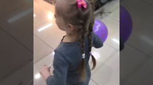 Кристинка прокалывает ушки! Воображуля!