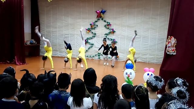 С новым годом! Гимнастический танец с элементами акробатики смотреть онлайн