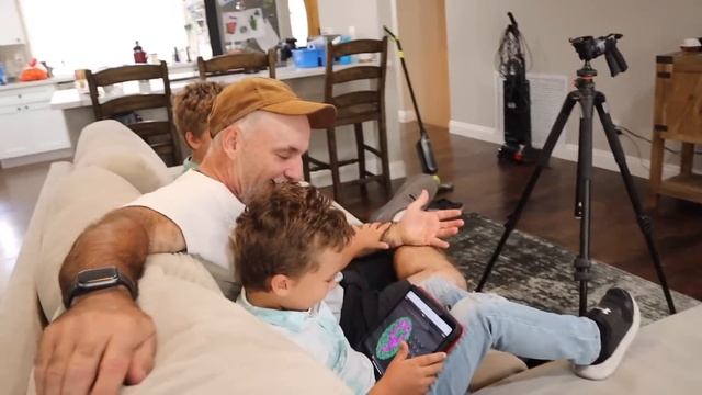OLLIE SEES COLORS FOR THE FIRST TIME! (Color Blind Enchroma Glasses) смотреть онлайн