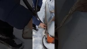 Лайфхак: сливаем бензин из канистры правильно