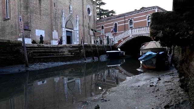 Из ВЕНЕЦИИ Ушла Вода ! Шокирующие Открытия на Дне Обмелевшего Канала смотреть онлайн