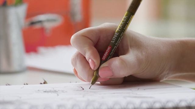 Рейчел Тейлор о линерах Derwent Line Makers смотреть онлайн