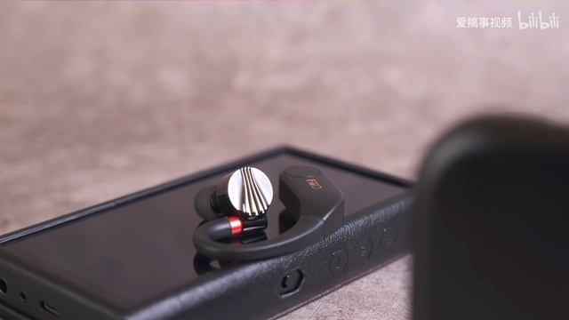 Fiio UTWS 5 Wireless Bluetooth Earhooks Amp - First Look смотреть онлайн