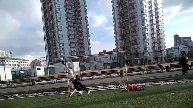 Вратарская тренировка! КРУТЫЕ СЕЙВЫ! смотреть онлайн
