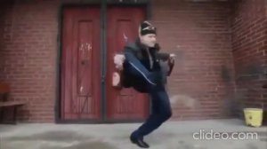 гопник танцует под песню три полоски