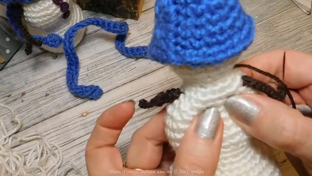 ВЯЖЕМ УСТОЙЧИВОГО СНЕГОВИКА // мелкие детали (3 часть) смотреть онлайн