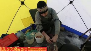 Как обогреть зимнюю палатку на рыбалке печкой щепочницей со свечами.Греемся на зимней рыбалке.