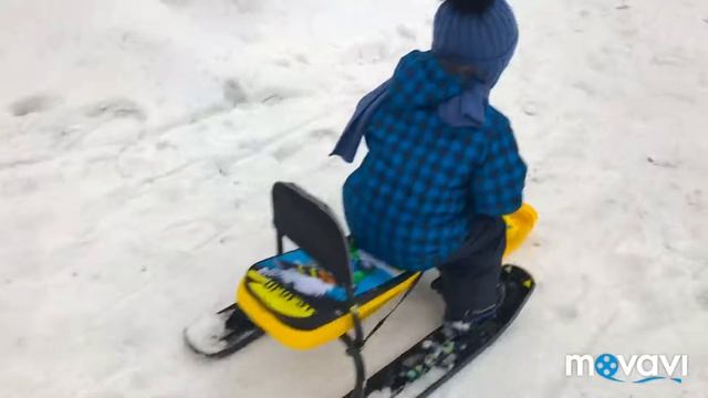 СНЕГОКАТ Катаемся на санках с горки Зима и много снега ! Саша и снегоход смотреть онлайн