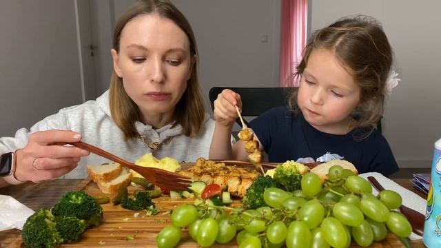 МУКБАНГ ШАШЛЫЧКИ ИЗ ИНДЕЙКИ ,ПЮРЕ И САЛАТИК | ПОЧЕМУ АРТЁМ БОЛЬШЕ НЕ СНИМАЕТСЯ В МУКБАНГАХ