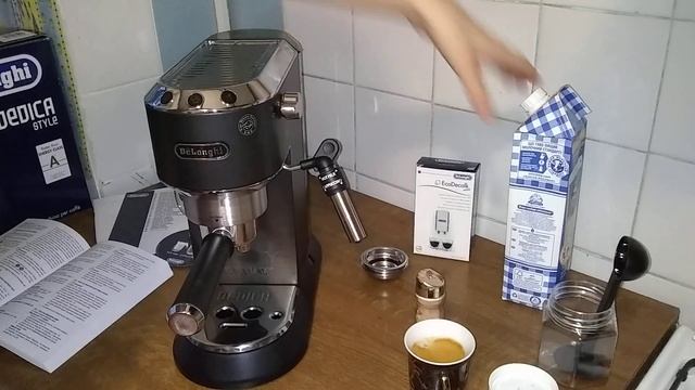 Готовим капучино - взбиваем молоко в пенку в кофеварке Delonghi 685 смотреть онлайн