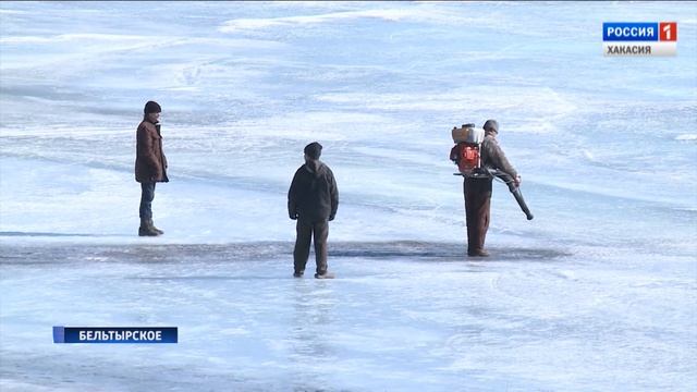 Жители прибрежных районов заливают лед гуашью. 24.03.2017 смотреть онлайн