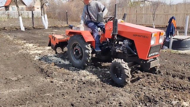 УРАЛЕЦ 220. Вспашка огорода. смотреть онлайн