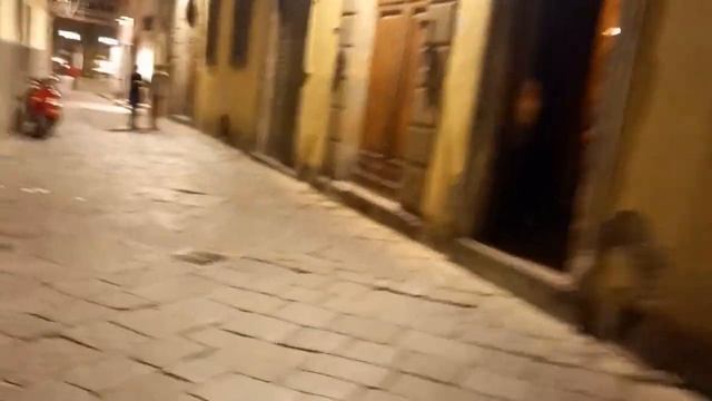 Чугунные кольца, не отрывающиеся от стены в вечерней Флоренции! смотреть онлайн