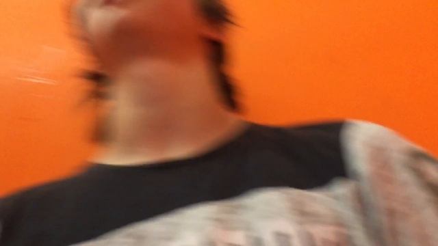 Трюки с пацанами в новом крытом скейт-парке смотреть онлайн