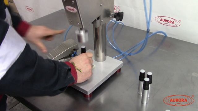 Укупорка тары с помощью Полуавтоматического укупора МЗ-400РПС смотреть онлайн