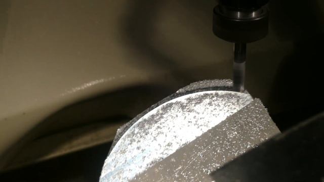 Механическая обработка детали на 5-ти осевом вертикально-фрезерном станке S500 с российской СЧПУ смотреть онлайн