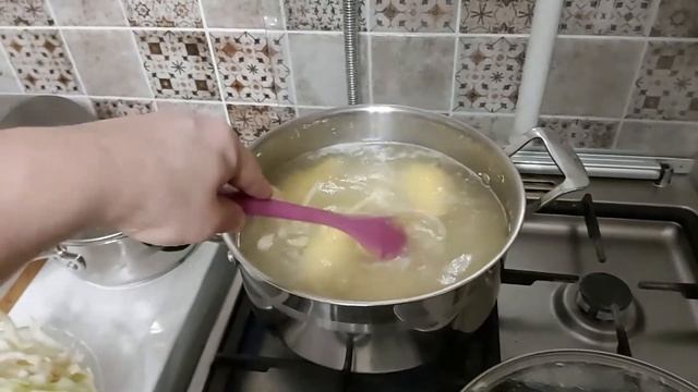 Приготовил борщ со свеклой.