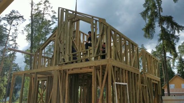 Строительство каркасного ДПК дома в Подмосковье (Литвиново). Установка последней панели с автокран смотреть онлайн