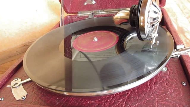 Cтарый патефон, "У СУСІДА ХАТА БІЛА" смотреть онлайн