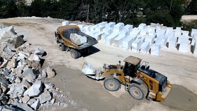 Dynamic duo, CAT 980 loader and 770 truck rock handling смотреть онлайн