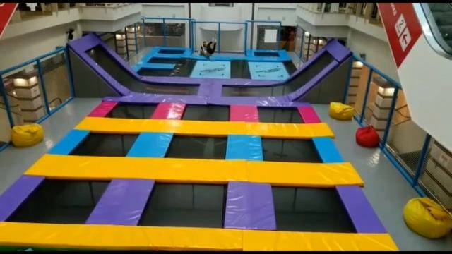 Батутный парк в ТРЦ "Галерея" !!! смотреть онлайн