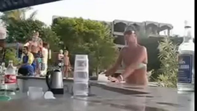 Русские пьяные туристки буянят за границей смотреть онлайн