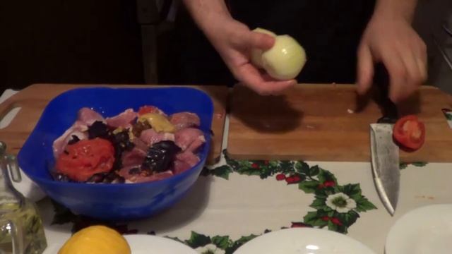 Как замариновать шашлык из свиной шеи. Все на шашлыки Часть 1. смотреть онлайн