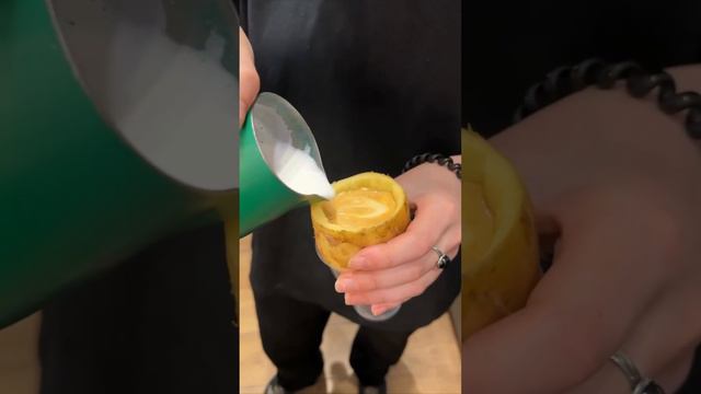 В Беларуси изобрели «Бульбачино» — это капучино в молодой картошке. Купили бы такое? смотреть онлайн