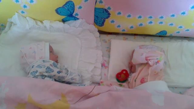 Новорожденные дети. Новорожденные близнецы Варенька и Анечка. Newborn Children. Newborn Twins