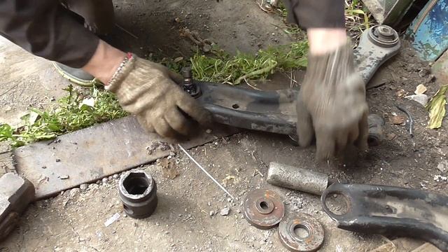 Как поменять шаровые опоры на примере Ford Fiesta смотреть онлайн