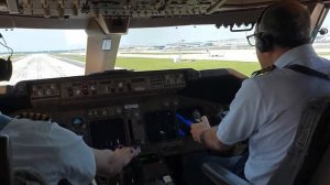 Красивый вид взлет большого грузового авиалайнера. Управление Самолетом вид из кабины пилота