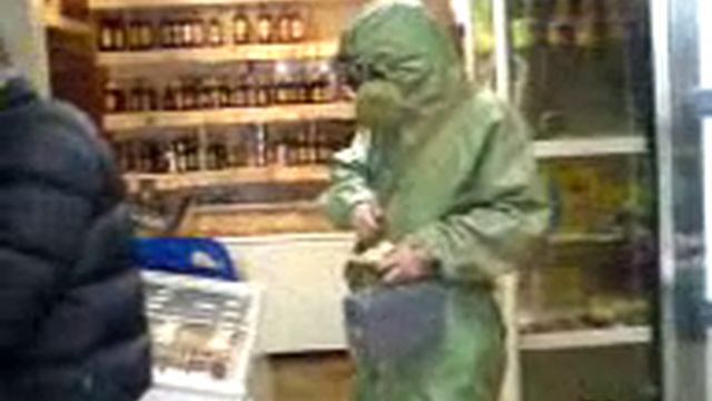 человек в костюме химзащиты в магазине смотреть онлайн